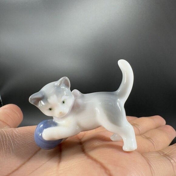 Vintage Pair Metzler Ortloff Kitty Cats Playing Ball Porcelain Figurines Germany - Picture 12 of 16